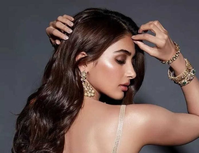South actress Pooja Hegde wreaked havoc wearing a body fit outfit, fans lost their senses after seeing the hotness South actress Pooja Hegde wreaked havoc wearing a body fit outfit, fans lost their senses after seeing the hotness