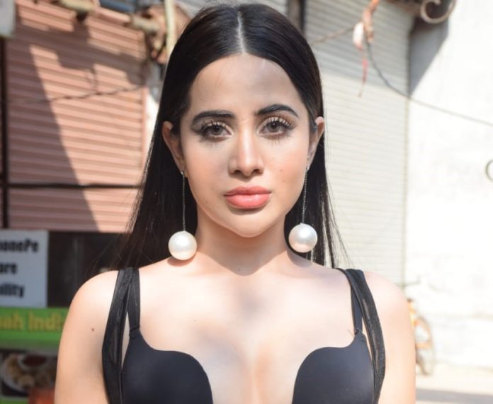 Urfi's pictures were leaked on an adlt site, father said that she works in 'dirty films..... Urfi's pictures were leaked on an adlt site, father said that she works in 'dirty films.....