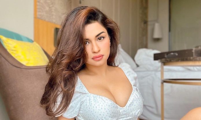 Avneet Kaur opened all the buttons of the shirt, got the photoshoot done in a sensuous style; Photos creating panic on the internet