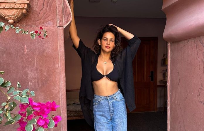 Ayesha Sharma was doing photoshoot in braless open top, everything was visible when she raised her hand Ayesha Sharma was doing photoshoot in braless open top, everything was visible when she raised her hand