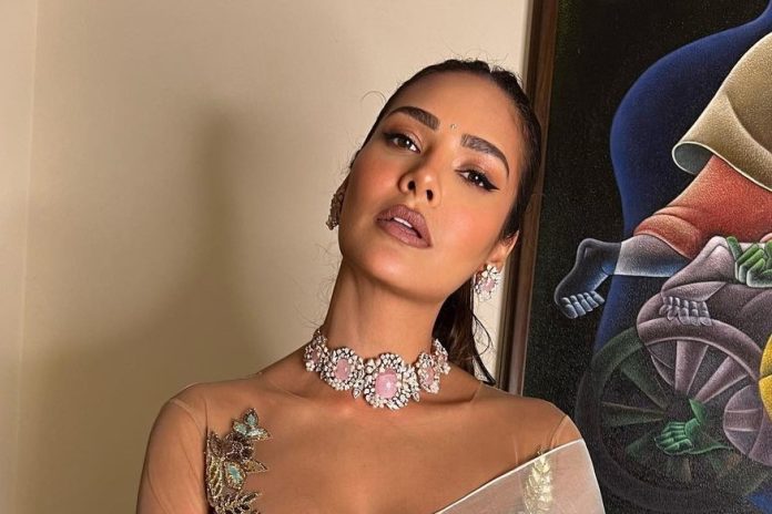 Esha Gupta shared such a selfie wearing a deepneck dress, people's breath got stuck seeing the expressions! see Esha Gupta shared such a selfie wearing a deepneck dress, people's breath got stuck seeing the expressions! see