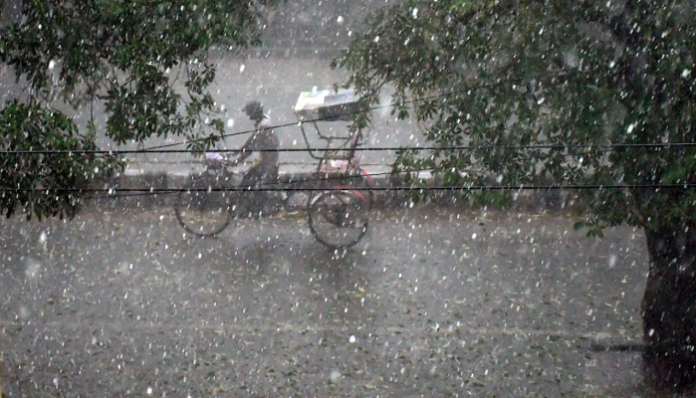 IMD New Alert Issued: Heavy rains in 17 states for 48 hours with hailstorm, temperature will rise here, know details