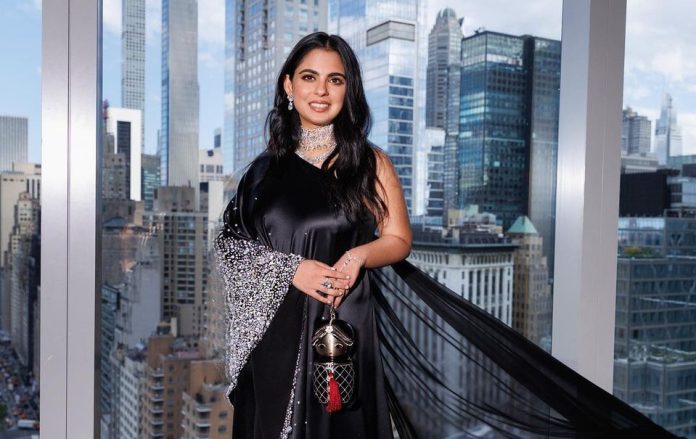 Isha Ambani's glamorous style in black stylish saree, bag worth lakhs attracted attention Isha Ambani's glamorous style in black stylish saree, bag worth lakhs attracted attention