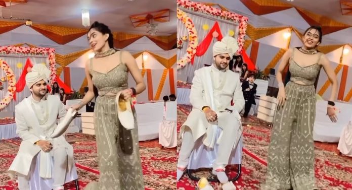 Jija Sali Ka Video: The sister-in-law ran away with the shoe after tricking the brother-in-law, seeing the cleverness, the poor man's network was blown away - watch video