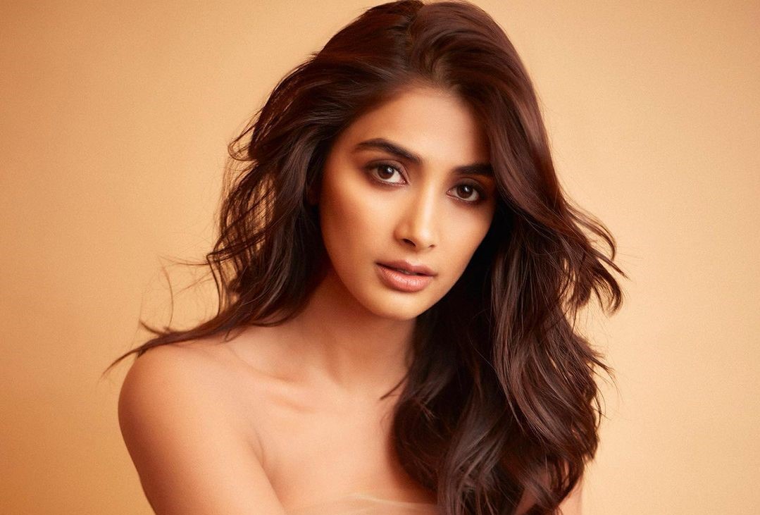 Pooja Hegde Added Boldness In Black Saree Increased Internets 