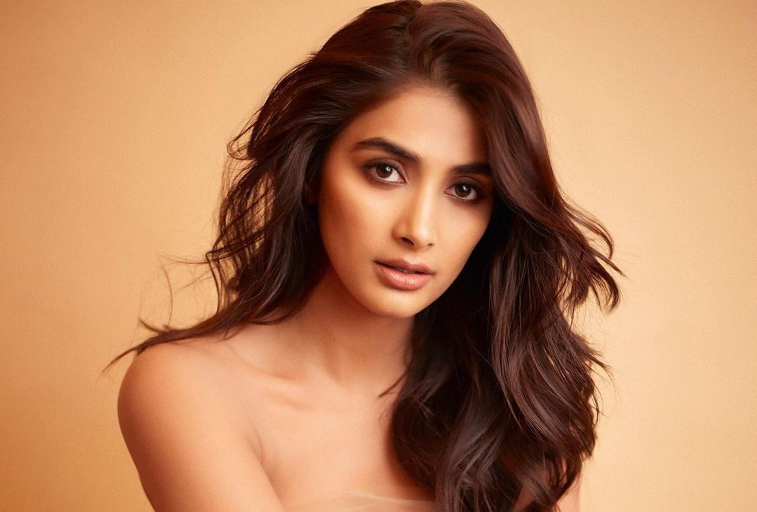 Pooja Hegde added bo*ldness in black saree, increased internet’s