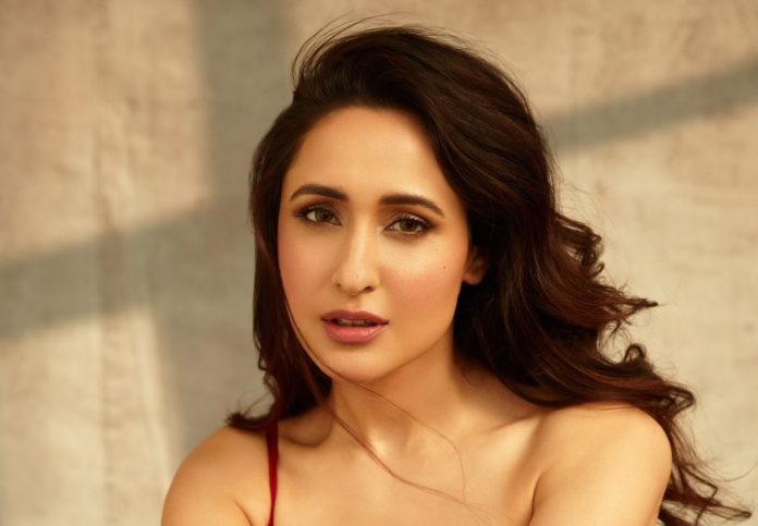 Pragya Jaiswal opened the buttons of her shirt and showed her red bra, you will be intoxicated after seeing this