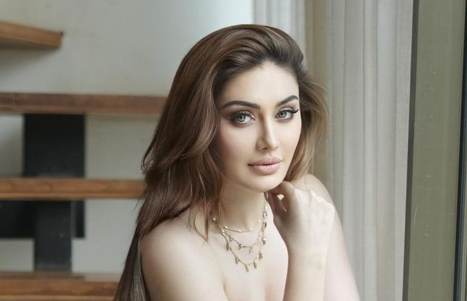 Shefali Jariwala got a bold photoshoot done while sitting on the steps of the pool, people said - 'What do you want to do'