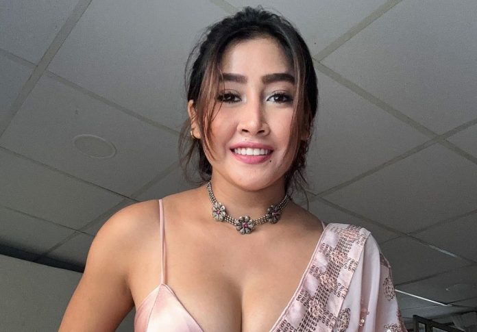 Sofia Ansari took off her clothes in front of the camera, people got angry seeing her bomb figure! Sofia Ansari took off her clothes in front of the camera, people got angry seeing her bomb figure!