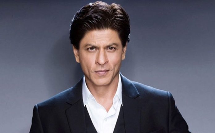 Shahrukh Khan misbehaved with a fan taking a selfie, angrily threw the phone, Video went viral