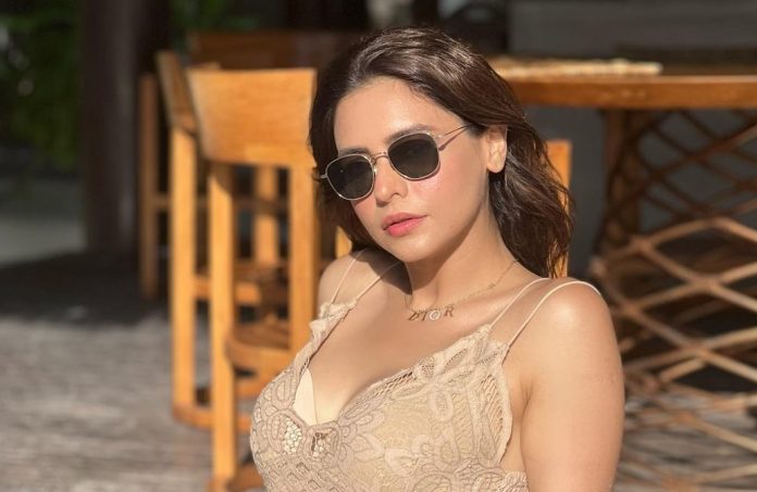 Aamna Sharif became bold wearing off shoulder dress, flaunted sexy figure