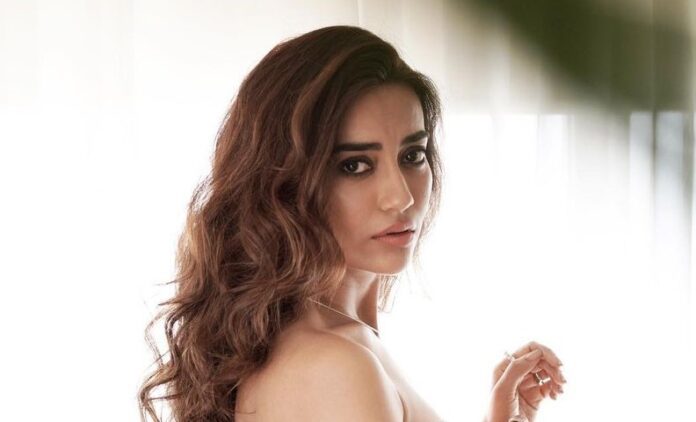 Surbhi Jyoti shared a glamorous photoshoot, fans thought 'Sonpari' in the picture Surbhi Jyoti shared a glamorous photoshoot, fans thought 'Sonpari' in the picture