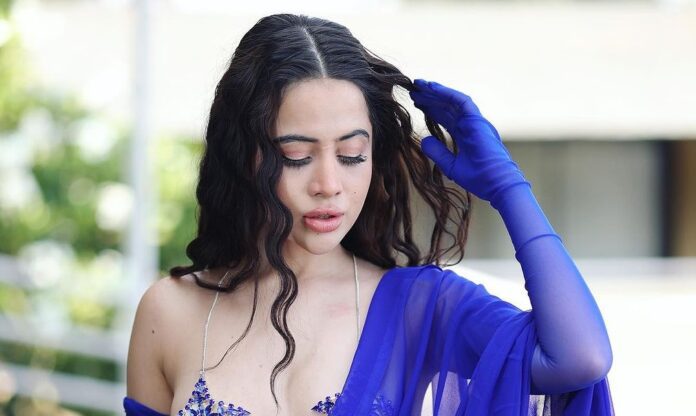 Urfi Javed took off her top, covered her body with two letters, got something written like this... everyone is commenting like this Urfi Javed took off her top, covered her body with two letters, got something written like this... everyone is commenting like this