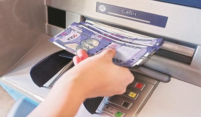 ATM withdrawal Charge: Now you will have to pay a charge for withdrawing money from ATMs of SBI, PNB, HDFC and ICICI Bank, these are the major changes in the rules.