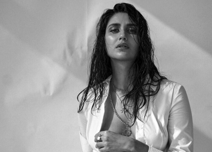 Actress Nikita Dutta shared bold pictures from the beach wearing a very deep neck dress, fans' eyes fixed on one place Actress Nikita Dutta shared bold pictures from the beach wearing a very deep neck dress, fans' eyes fixed on one place