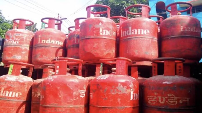 LPG cylinder has become cheaper by Rs 100, you will get additional benefit of Rs 80 on booking like this.