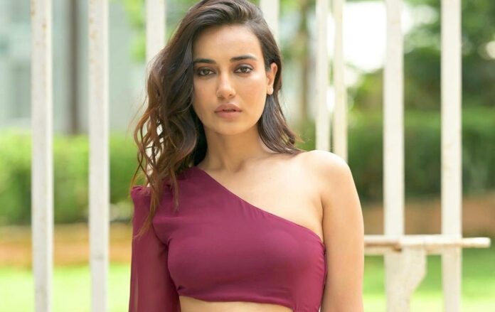 Surbhi Jyoti did a bo*ld photoshoot in front open dress at the age of 35, pictures created havoc on the internet