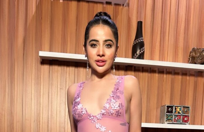 Urfi Javed poses like this wearing a front open bralette blouse with saree, paparazzi captured the bold look on camera Urfi Javed poses like this wearing a front open bralette blouse with saree, paparazzi captured the bold look on camera