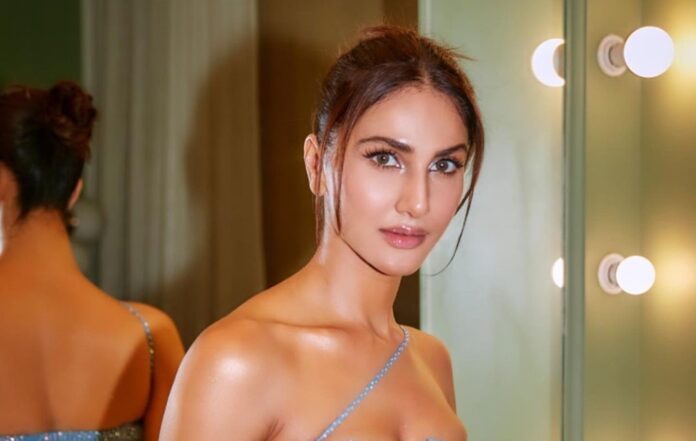 Vaani Kapoor's bo*ld style in deep neck blouse, people crazy about thin waist, see photos