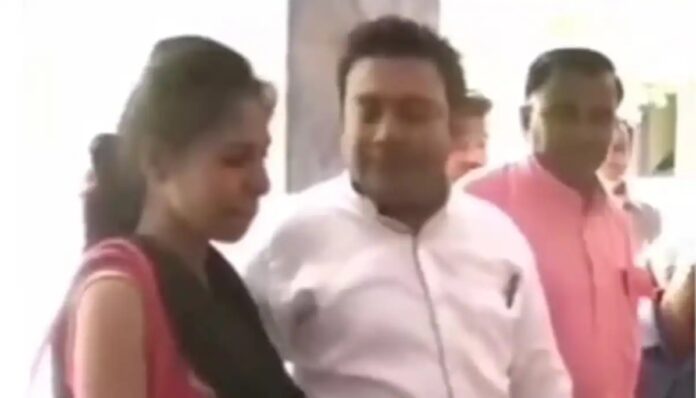 Viral Video: Wife came to the police station to write the report, the husband started singing a romantic song, but what happened then the public was surprised to see