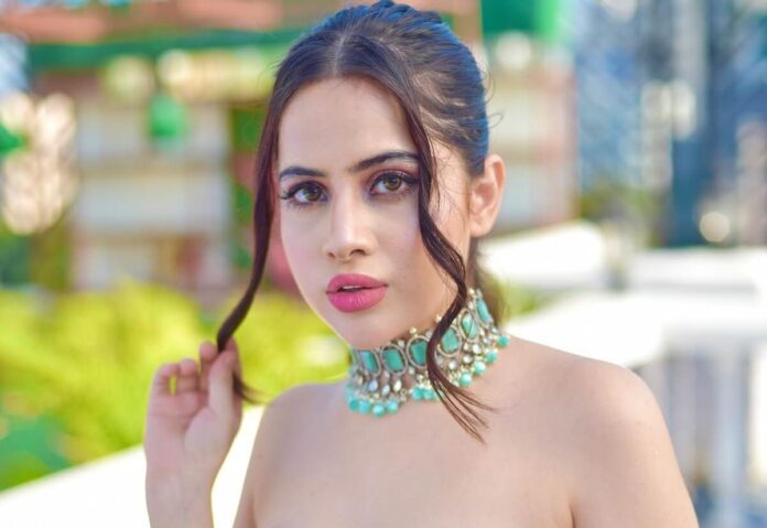 Urfi Javed clicked a bo*ld picture while going topless, people trolled after seeing it Urfi Javed clicked a bo*ld picture while going topless, people trolled after seeing it