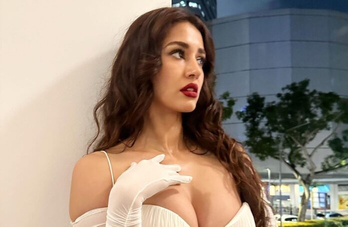 Disha Patani came in front of the camera wearing bralette blouse with saree, raised the temperature of people Disha Patani came in front of the camera wearing bralette blouse with saree, raised the temperature of people