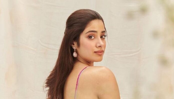 Janhvi Kapoor gave such poses in shimmery saree and bralette blouse, you will be intoxicated after seeing this