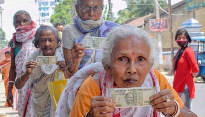 Pensioners Good News: Now banks will take life certificates of sick pensioners from home, government ordered