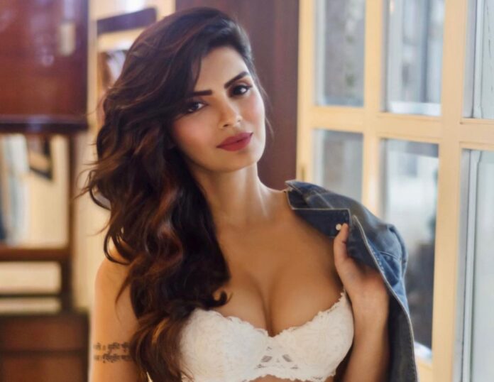 Sonali Raut went topless for photoshoot, hid her dignity with a hat, watch hot video