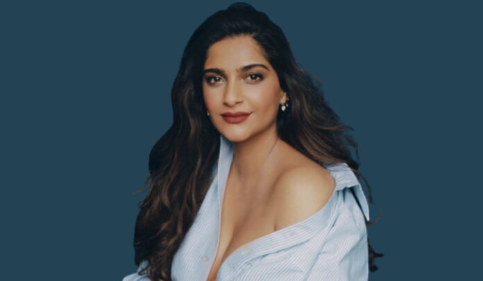 Sonam Kapoor arrived at the party wearing a very deep neck top, attracted everyone's attention, watch video