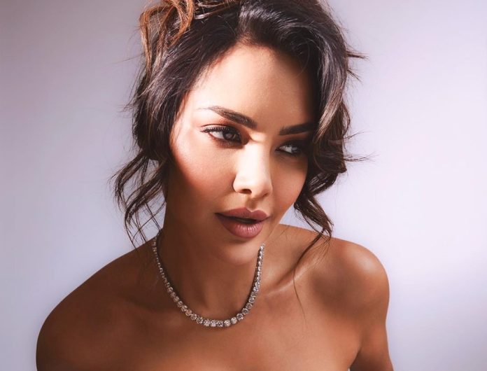 Esha Gupta crossed all limits of bo*ldness, showed her hotness in front of the camera without wearing pants
