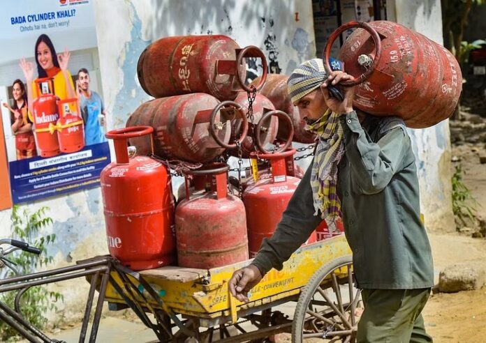 LPG Cylinder Price: Discount of Rs 300 will be available on LPG cylinder from April 1, crores of people will benefit, check details.