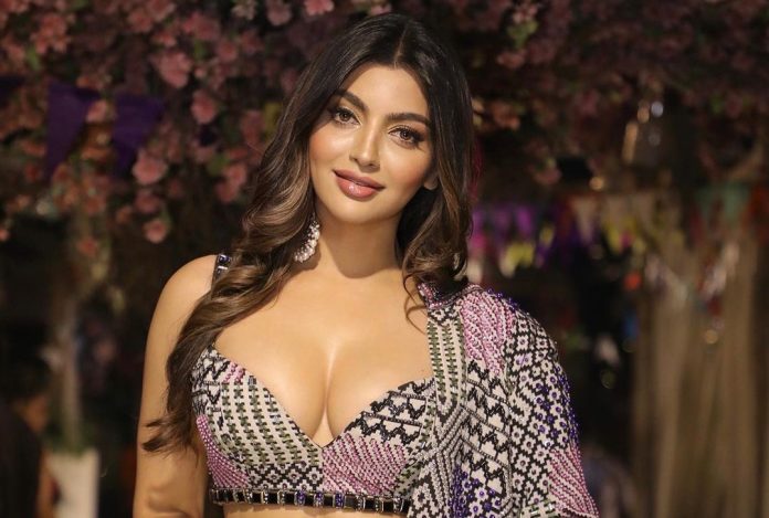 Akanksha Puri crossed all limits of boldness, took off all her clothes from the side and showed her hot avatar. Akanksha Puri crossed all limits of boldness, took off all her clothes from the side and showed her hot avatar.