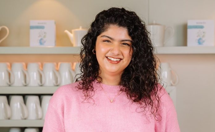 Arjun Kapoor's sister became romantic, took her boyfriend in her arms and kissed her Arjun Kapoor's sister became romantic, took her boyfriend in her arms and kissed her