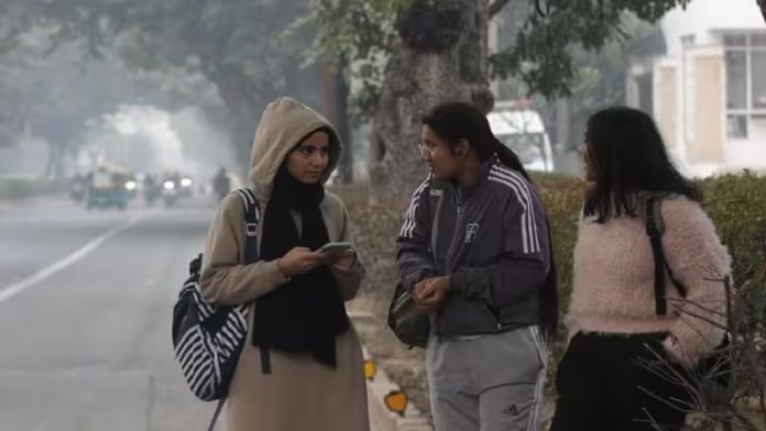 Weather Alert: Delhi-NCR is facing the brunt of fog after cold wave, alert of melting cold issued Weather Alert: Delhi-NCR is facing the brunt of fog after cold wave, alert of melting cold issued