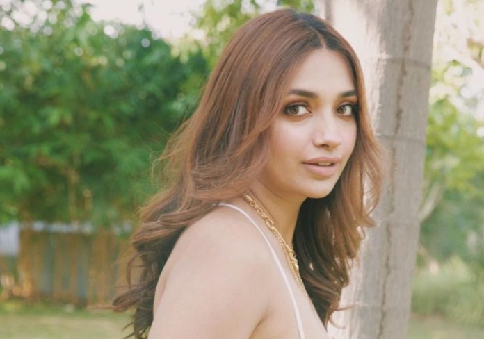 Jiya Shankar's dress strap suddenly slipped while posing, video goes viral Jiya Shankar's dress strap suddenly slipped while posing, video goes viral