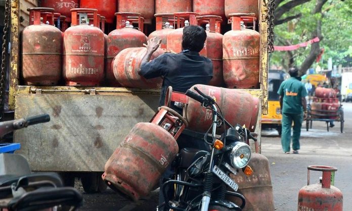 LPG Cylinder Price: Good News! LPG cylinder becomes cheaper by Rs 32, know the latest rates.