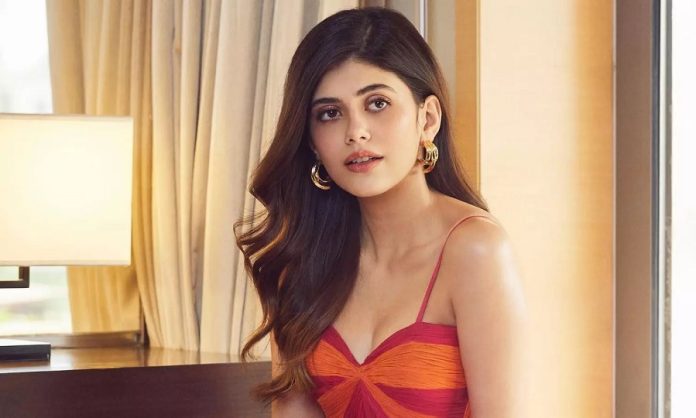 Sanjana Sanghi became a victim of Oops moments, the actress's dress betrayed her in front of the camera, watch video