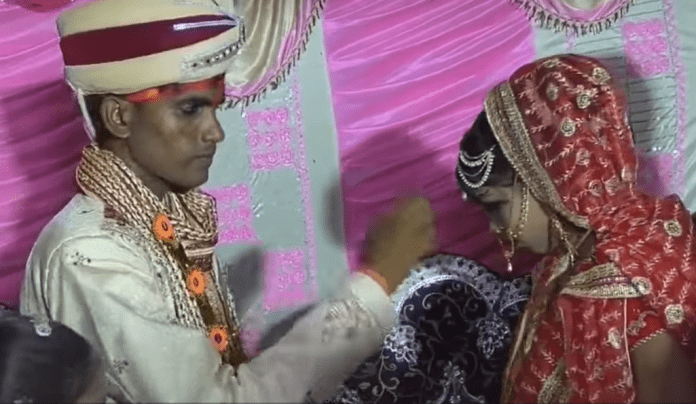 Bride Groom Fight Video Mahabharata broke out between bride and groom during varmala, boy slapped many people Bride Groom Fight Video Mahabharata broke out between bride and groom during varmala, boy slapped many people