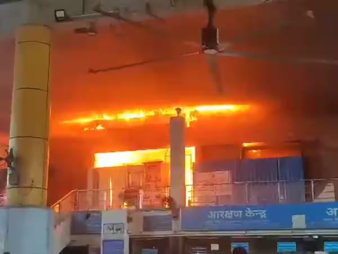 Railway Station Fire: Fire broke out in Lokmanya Tilak Railway Station, 2 fire engines reached the spot.