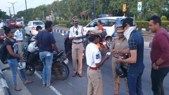 Traffic Rules: Traffic police is now imposing challan of Rs 25000 on these bikes, know the rules before leaving home