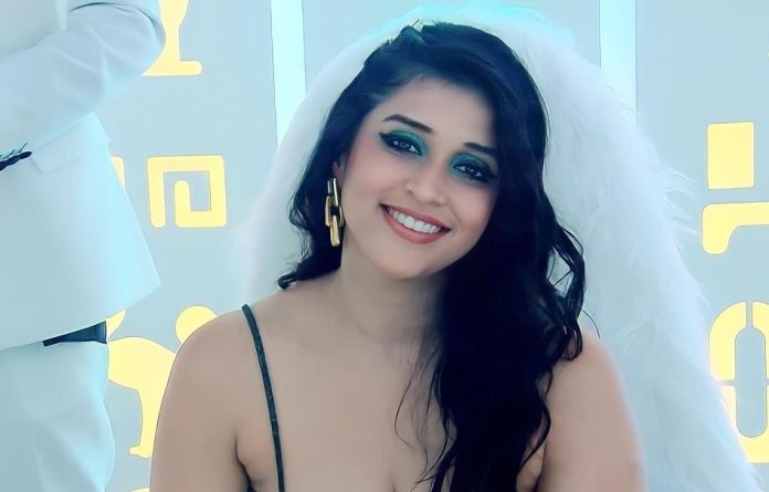 Manara Chopra's bold video from bedroom went viral, her sxy look set the internet on fire Manara Chopra's bold video from bedroom went viral, her sxy look set the internet on fire