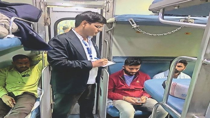 Indian Railways made rules for carrying luggage, lakhs of passengers were fined Indian Railways made rules for carrying luggage, lakhs of passengers were fined