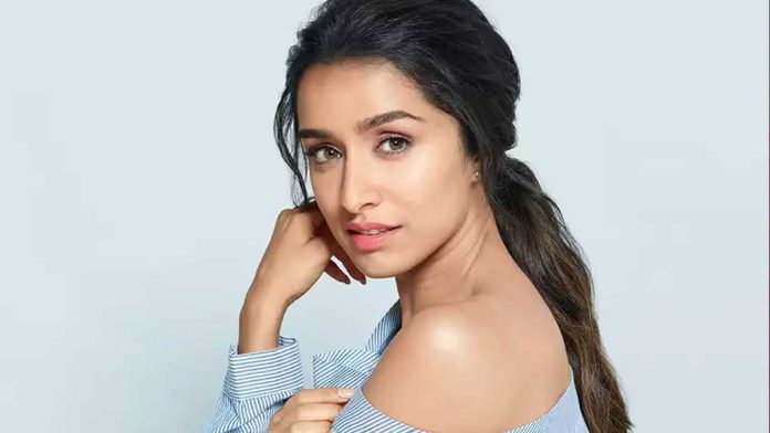 Shraddha Kapoor shared a beautiful look, wearing an Indian outfit and said - Shadi kar loon kya Shraddha Kapoor shared a beautiful look, wearing an Indian outfit and said - Shadi kar loon kya