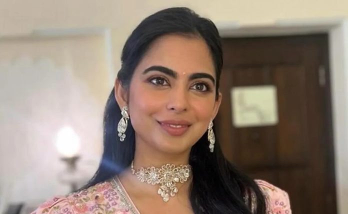 Isha Ambani wore a stunning gown and jewelery for brother Anant's pre-wedding function, people's eyes were fixed on it. Isha Ambani wore a stunning gown and jewelery for brother Anant's pre-wedding function, people's eyes were fixed on it.