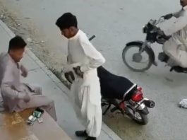 Pakistan Loot Video: Video of robbers robbing a biker in Pakistan goes viral, you will be surprised to see
