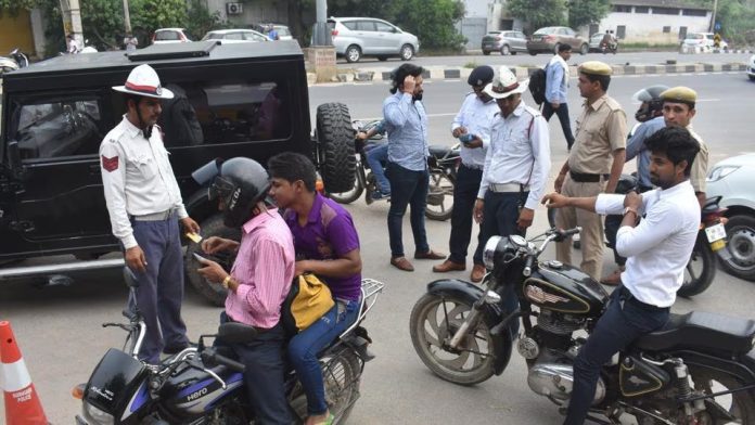 Traffic Challan: Policemen are issuing challan of Rs 25000 on these two-wheelers, check details immediately
