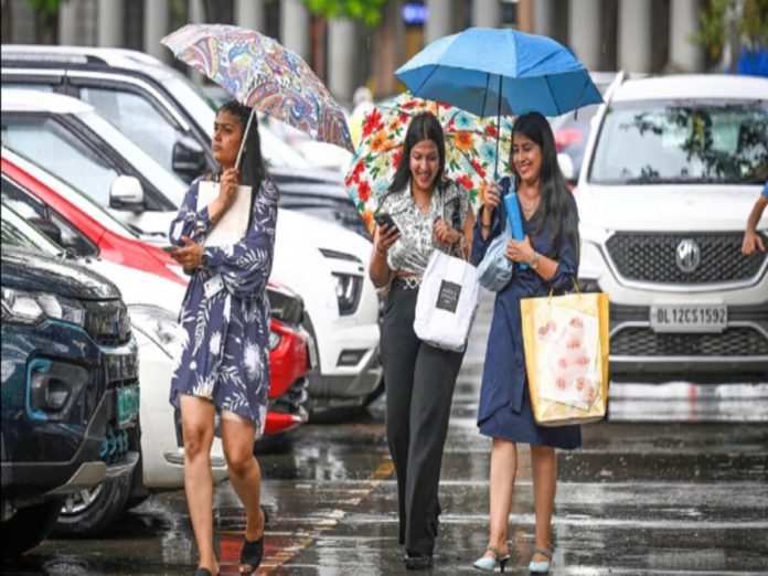 Delhi Weather: Temperatures dropped by 4°C due to cloud cover, what is IMD's forecast on rain in Delhi now Delhi Weather: Temperatures dropped by 4°C due to cloud cover, what is IMD's forecast on rain in Delhi now