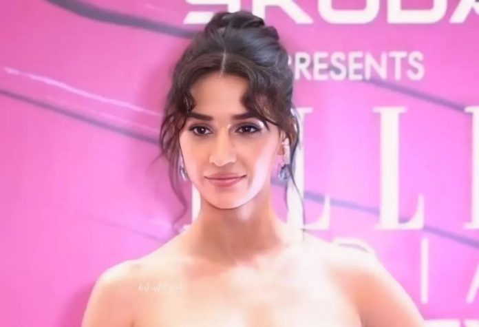 Disha Patani (6) Disha Patani looked very bold in a Diwali party wearing a golden saree and a deep neck blouse, fans were mesmerized by her beauty