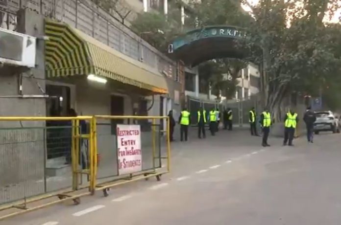 40 schools in Delhi received bomb threats, children were sent back 40 schools in Delhi received bomb threats, children were sent back